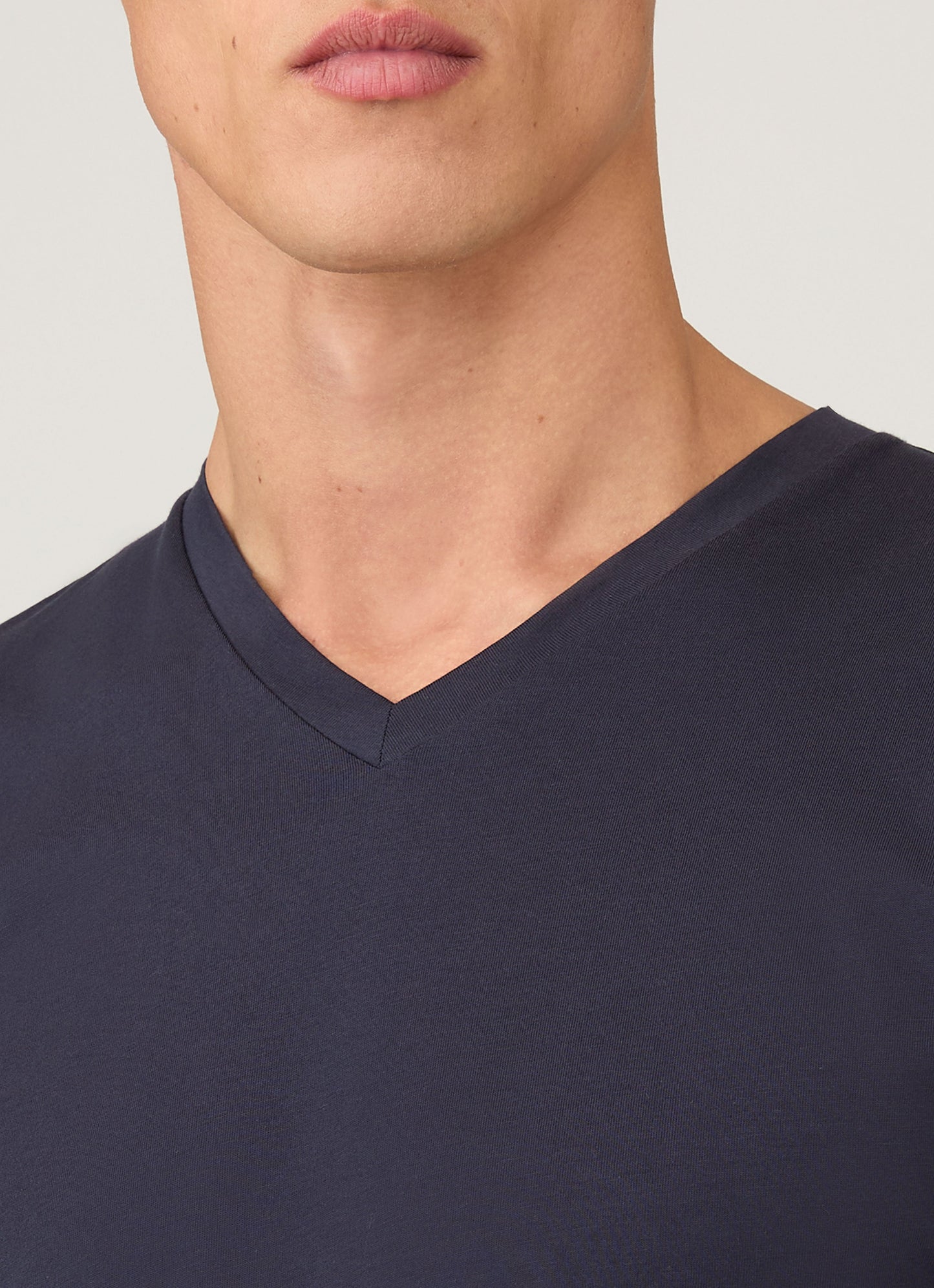 Mens Riviera V Neck T Shirt In Navy