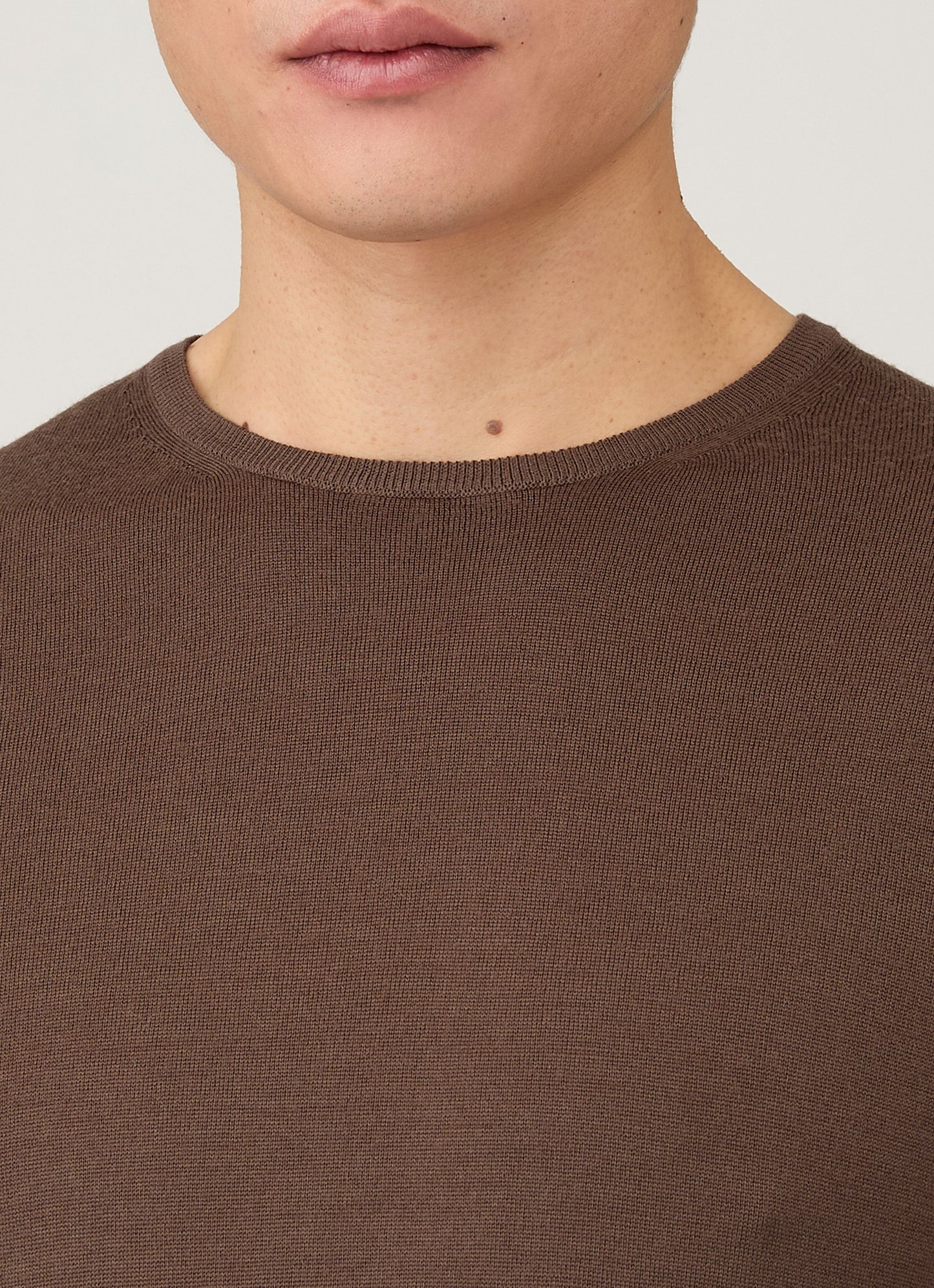Mens Extra Fine Merino Crew Neck In Bark Mjum8058 Brgc